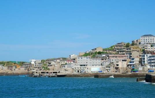 东极岛（浙江省舟山群岛最东侧的岛屿之一）