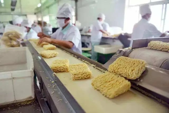 白象方便面被曝吃出蚂蚁,消费者称已解决,食品安全问题为何频发?