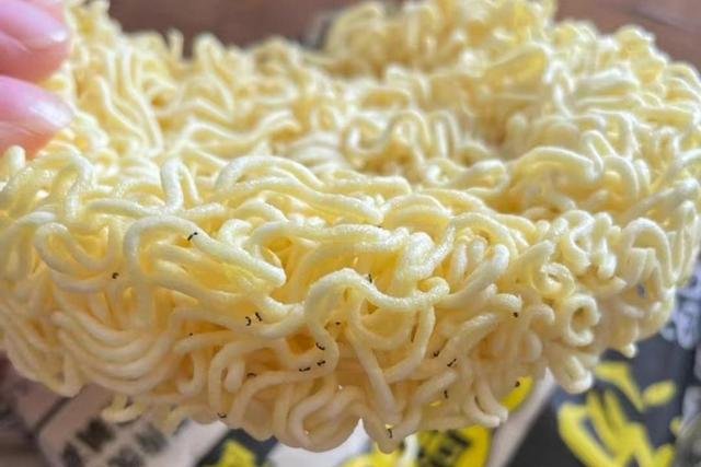 白象方便面被曝吃出蚂蚁，消费者称已解决，食品安全问题为何频发？