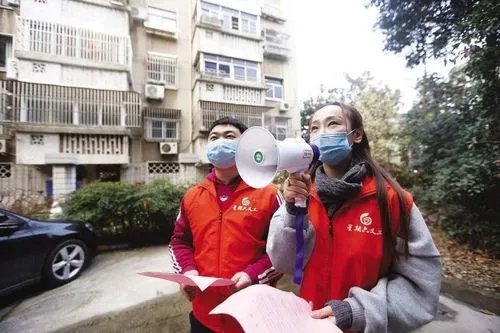 无锡社区要求转绿码人员在手上盖章保持三天致歉，如何才能做好疫情防控？