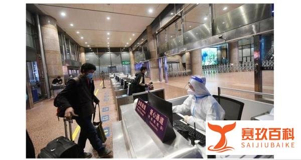 北京西站：多数旅客戴N95口罩，有的穿防护服，坊间反应不一