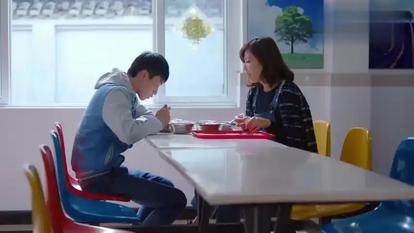 山东淄博一男孩在家开“早餐店”对姐姐营业,如何看待这种姐弟相处的模式?