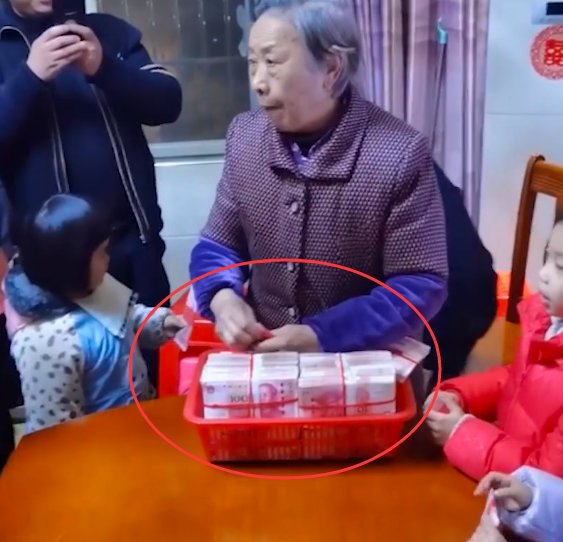 整整80万！霸气外婆用筐装现金给大家发红包，你酸了吗？