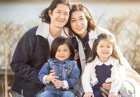 钟嘉欣晒泳衣照，孕肚身材依然傲人，她嫁给了谁呢？