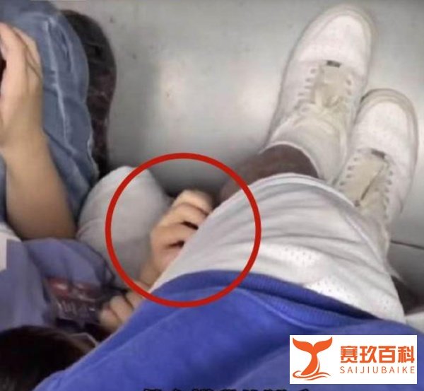 男子坐地铁被陌生小男孩拔腿毛玩 不忍打扰让他继续玩
