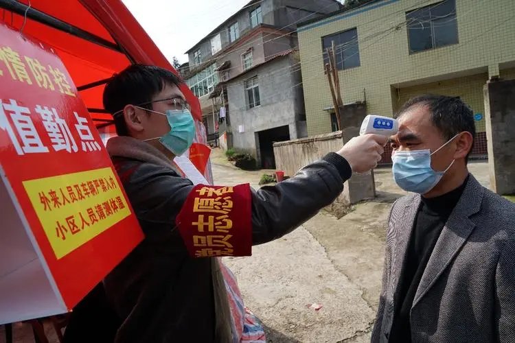 无锡社区要求转绿码人员在手上盖章保持三天致歉，如何才能做好疫情防控？