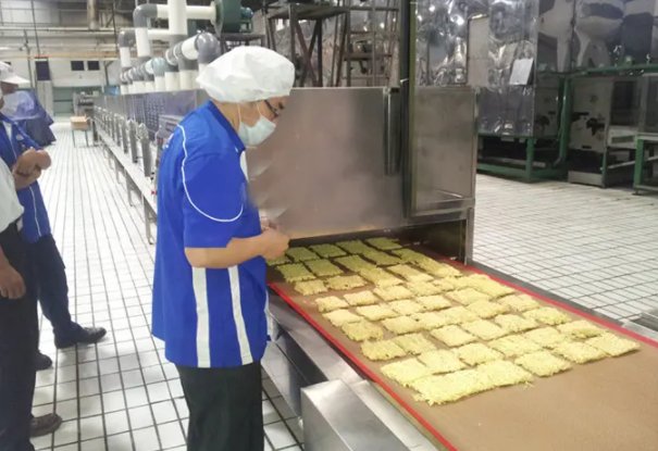 白象方便面被曝吃出蚂蚁,消费者称已解决,食品安全问题为何频发?