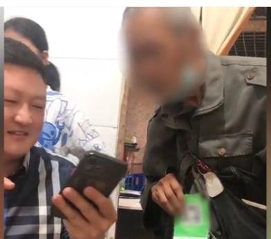 跟打劫有区别吗?老人拿二维码乞讨 竟要求查看转账记录!