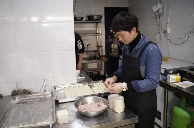 山东淄博一男孩在家开“早餐店”对姐姐营业，如何看待这种姐弟相处的模式？