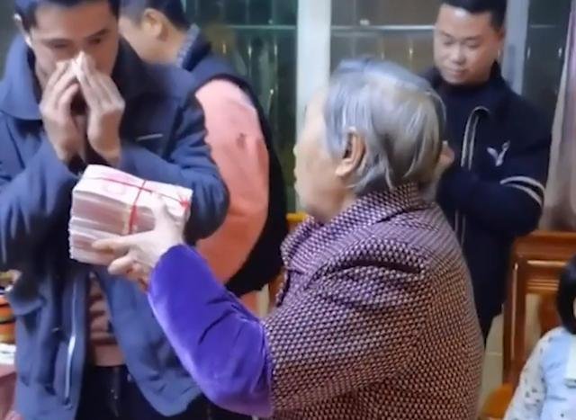 整整80万！霸气外婆用筐装现金给大家发红包，你酸了吗？