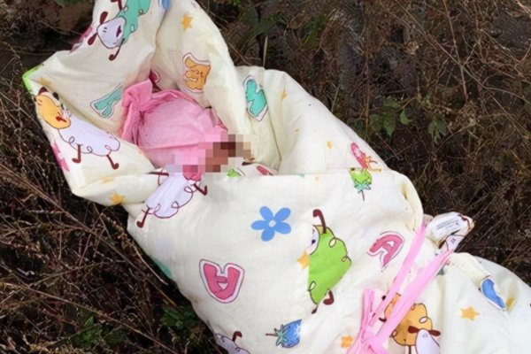 安徽一职校女生宿舍楼下发现一弃婴,被发现时这个婴儿还有生命体征吗?