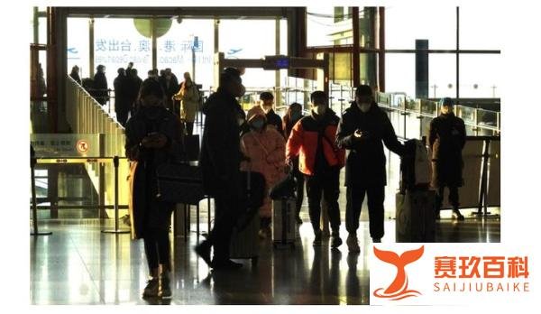 北京西站:多数旅客戴N95口罩,有的穿防护服,坊间反应不一