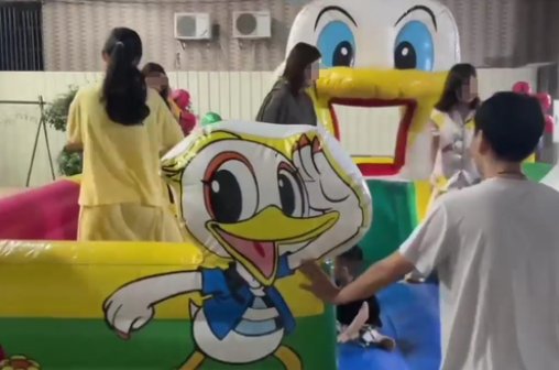 舅舅给外甥买充气城堡放家里玩,孩子玩充气城堡真的安全吗?
