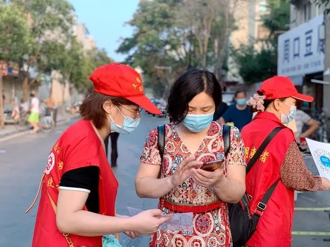 无锡社区要求转绿码人员在手上盖章保持三天致歉，如何才能做好疫情防控？