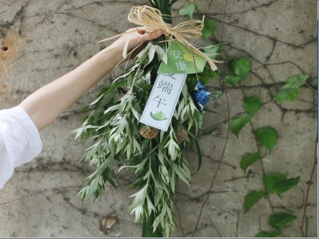 端午艾草怎么挂门上