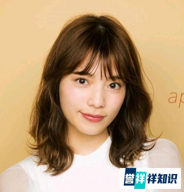 四五十岁女人建议别留这2种发型,大多数脸型都显老,拉低颜值