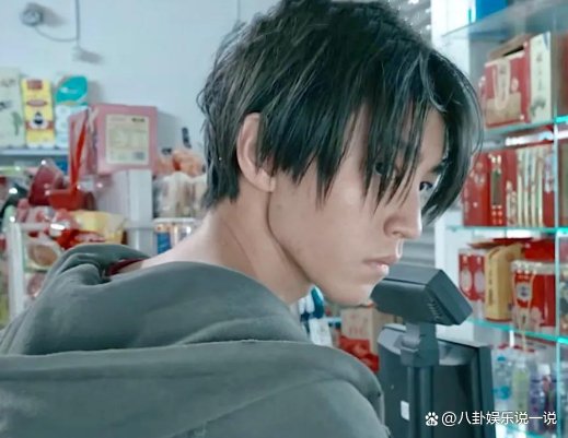 马思纯片场拍哭戏太投入,徒手灭烟吓到王俊凯,你怎么看?