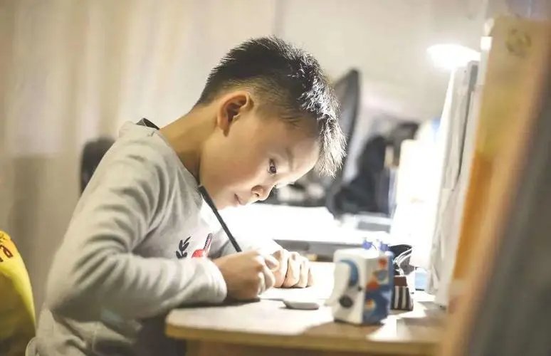 我一边写作业一边干什么？