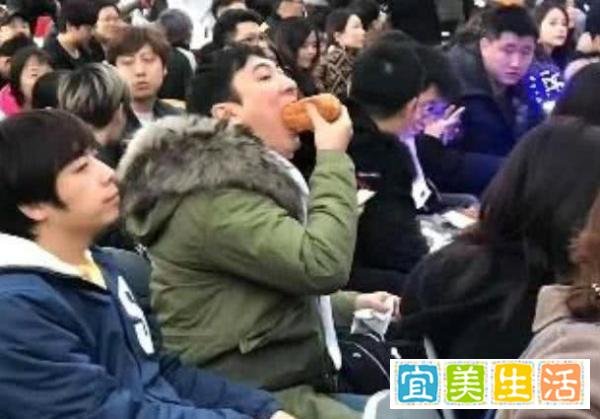 为什么“热狗”叫hot dog? 和“狗”有什么关系?