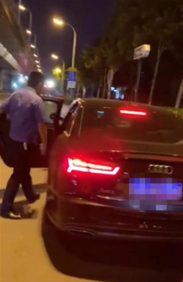 执法人员开奥迪A6执法 合肥城管回应
