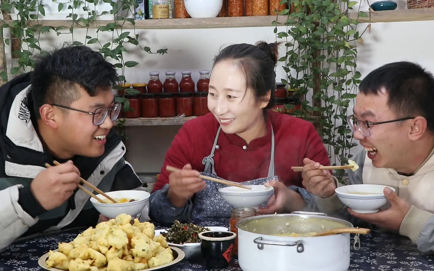 山东淄博一男孩在家开“早餐店”对姐姐营业,如何看待这种姐弟相处的模式?