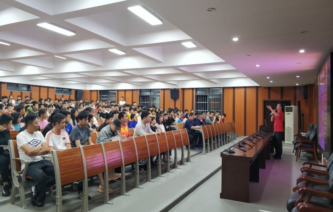 关于贵州校园现争议性演讲一事，学校是如何回应的？