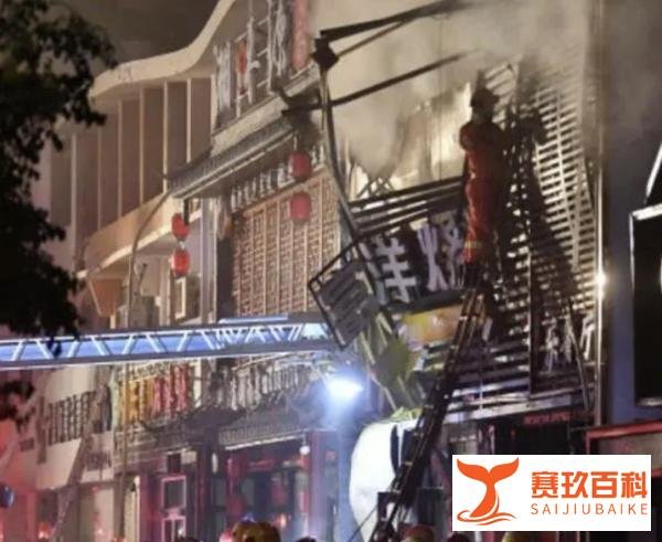 烧烤店爆炸目击者：满街玻璃碎片飞射，墙炸没了、楼梯炸没了难以逃生