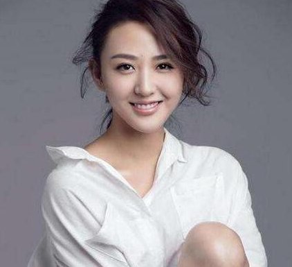 9年前做杨幂助理，9年后与杨幂平起平坐，堪称娱乐圈最酷励志姐，她是谁？