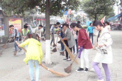 学校让学生叫家长帮忙大扫除，这合理吗