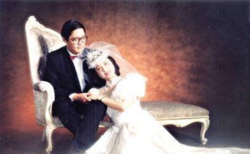 他一手捧红韩红那英,被判刑却病死狱中,妻子为还债至今未嫁,他是谁?