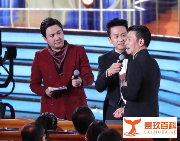 刘德华独女秘密住院,妈妈带保镖开2辆豪车陪同,九旬爷爷也在场