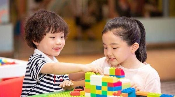 医院让孩子坐小火车排队看病。各大妈咪表示:酸了,太羡慕