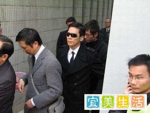 成龙在梅艳芳葬礼上迟到,向华强让他当场下跪,今真相浮出水面