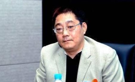 他一手捧红韩红那英，被判刑却病死狱中，妻子为还债至今未嫁，他是谁？