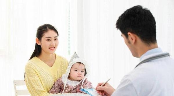 医院让孩子坐小火车排队看病。各大妈咪表示：酸了，太羡慕