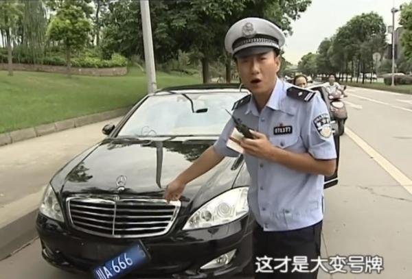 《谭谈交通》停播老谭下岗是因为这位贵妇人?视频曝光,网友热议