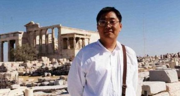他一手捧红韩红那英,被判刑却病死狱中,妻子为还债至今未嫁,他是谁?
