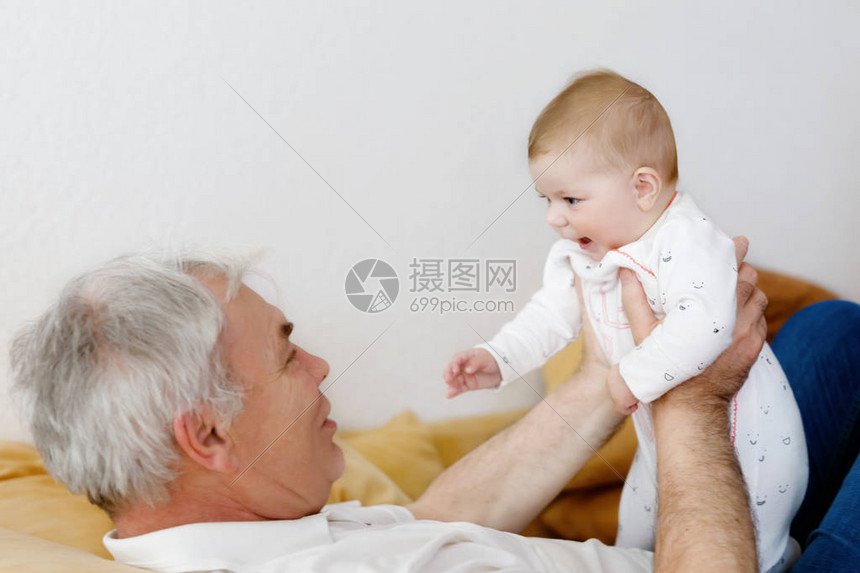 为什么说老人和小孩一样可爱？