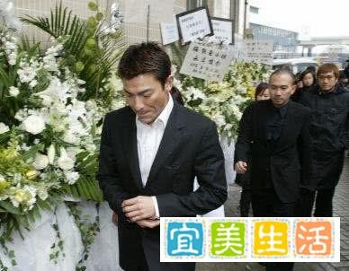成龙在梅艳芳葬礼上迟到，向华强让他当场下跪，今真相浮出水面