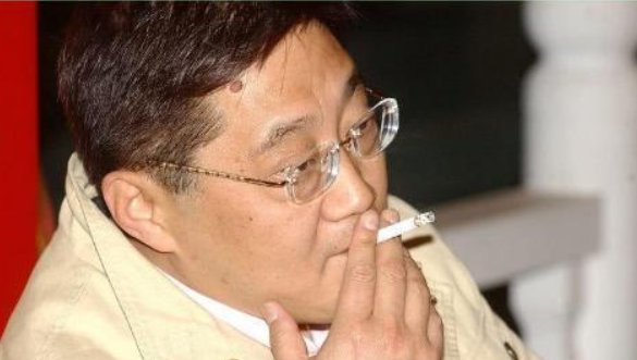 他一手捧红韩红那英,被判刑却病死狱中,妻子为还债至今未嫁,他是谁?