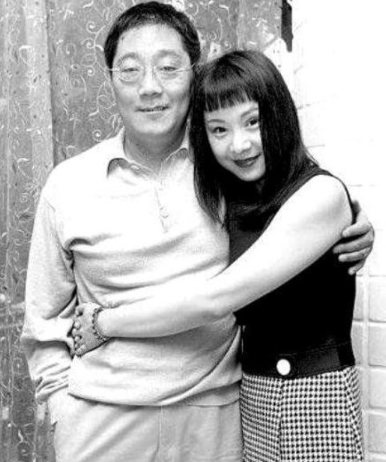 他一手捧红韩红那英,被判刑却病死狱中,妻子为还债至今未嫁,他是谁?