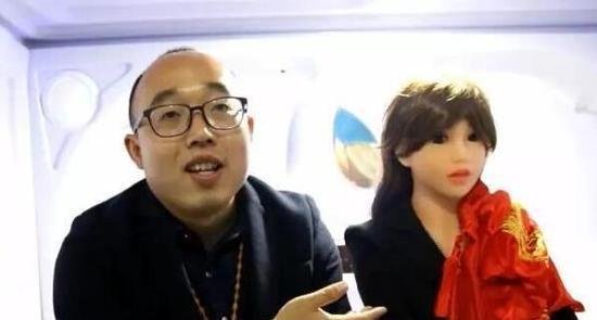 硕士和充气娃娃结婚, 一起慢慢变老
