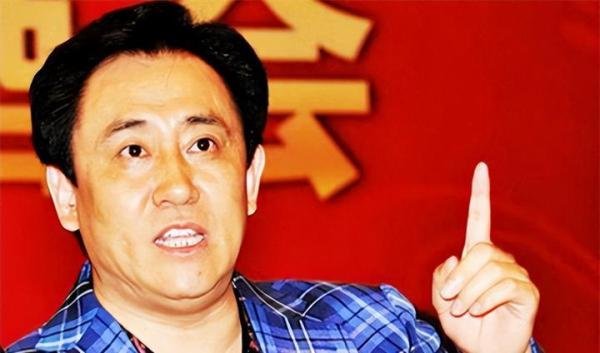 许家印只吃进口水果，喝水也是喝依云，李嘉诚对吃喝不怎么讲究