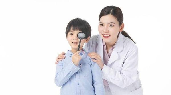 医院让孩子坐小火车排队看病。各大妈咪表示:酸了,太羡慕