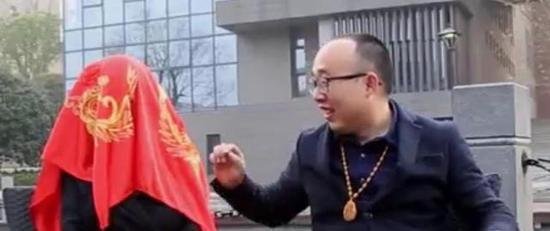 硕士和充气娃娃结婚, 一起慢慢变老