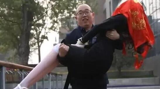 硕士和充气娃娃结婚, 一起慢慢变老