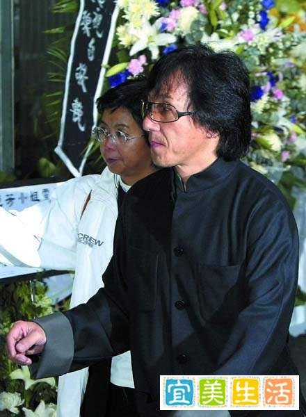 成龙在梅艳芳葬礼上迟到,向华强让他当场下跪,今真相浮出水面