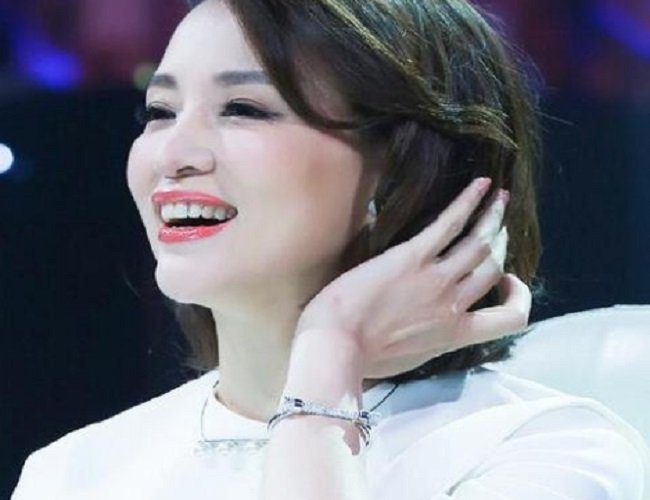 董卿为什么不主持春晚了?
