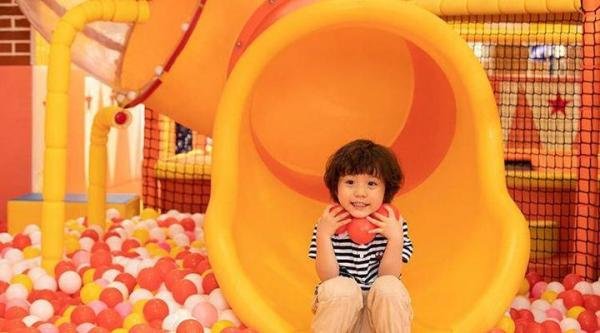 医院让孩子坐小火车排队看病。各大妈咪表示:酸了,太羡慕