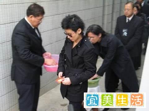 成龙在梅艳芳葬礼上迟到,向华强让他当场下跪,今真相浮出水面